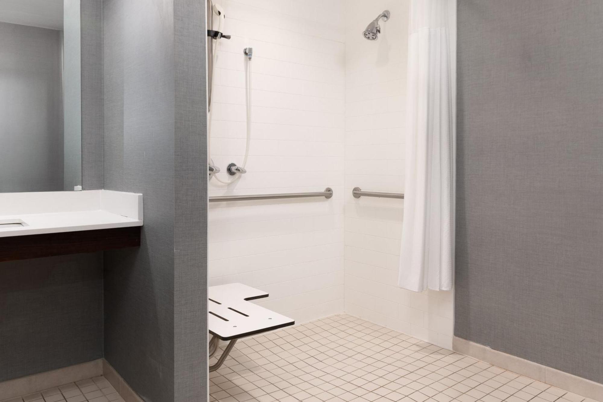 By Marriott Youngstown Warren/niles 3* Niles