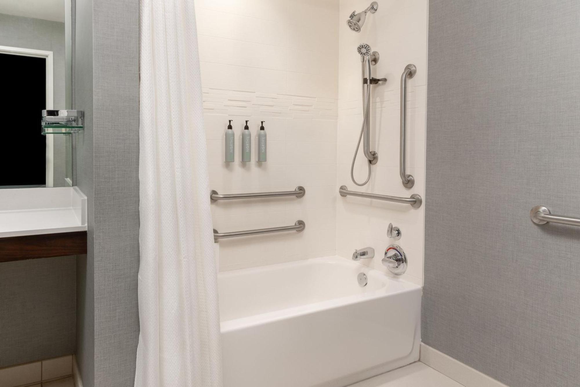 By Marriott Youngstown Warren/niles Hotel 3*